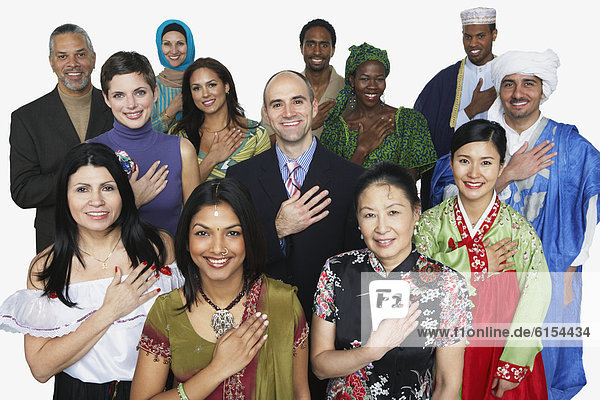 Mensch  Menschen  Tradition  halten  Menschliche Hand  Menschliche Hände  herzförmig  Herz  multikulturell  Kleid