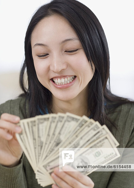 Frau Geld zählen
