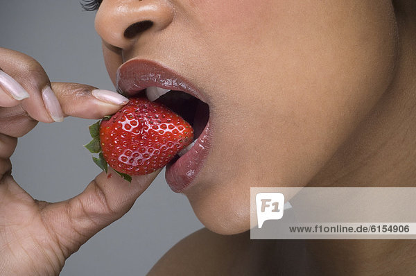 Frau  Erdbeere  essen  essend  isst mund