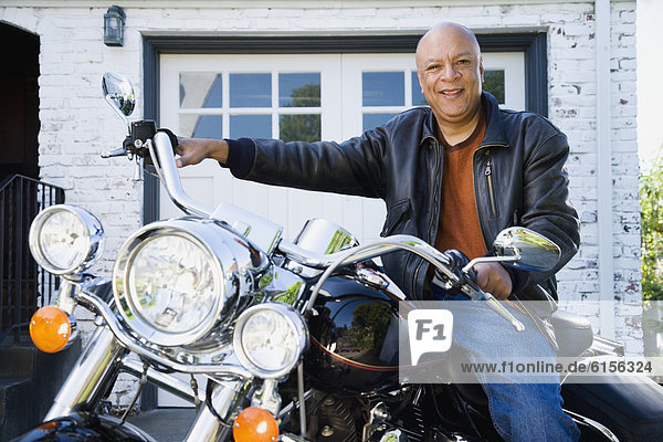 sitzend Senior Senioren Mann amerikanisch Motorrad