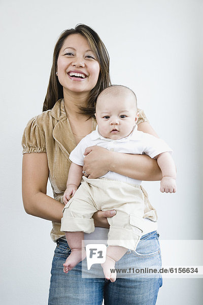 Asian Mutter hält baby