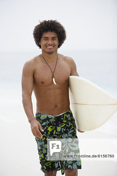 Mann  tragen  Surfboard  Südamerika