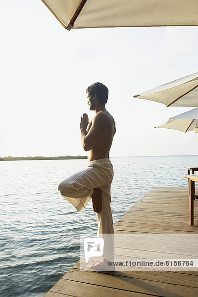 Mann üben Yoga Südamerika