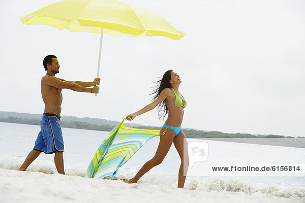 Frau  Mann  Strand  Regenschirm  Schirm  halten  Südamerika  Sonnenschirm  Schirm