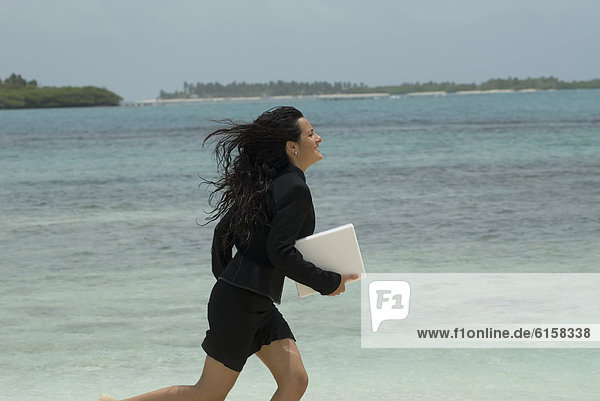Geschäftsfrau  Strand  Hispanier  rennen