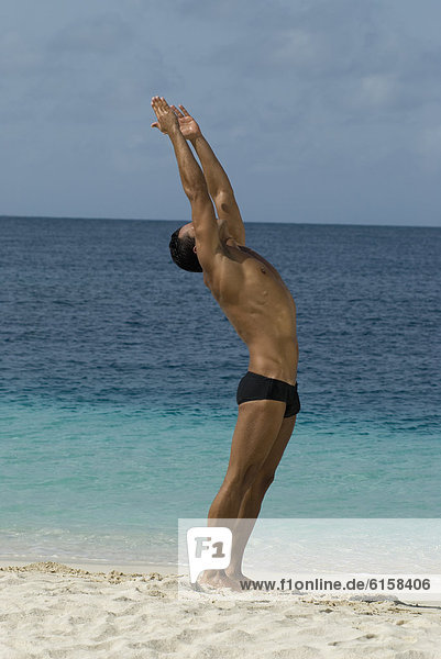 Mann  Strand  Hispanier  üben  Yoga