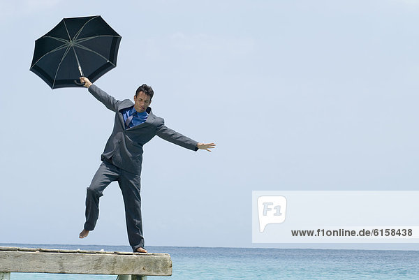 Geschäftsmann  Regenschirm  Schirm  Hispanier  halten  Dock