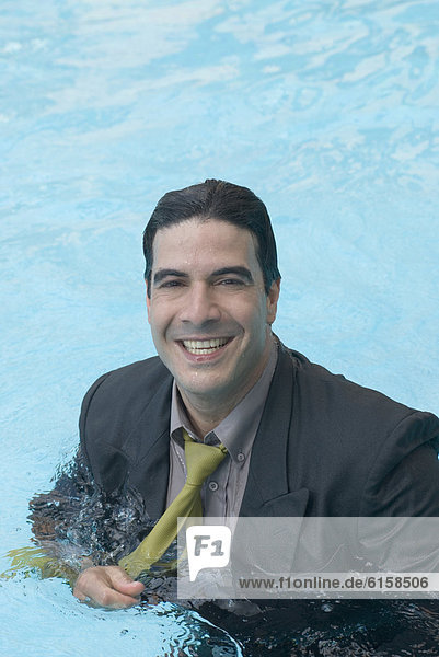 Geschäftsmann  Hispanier  schwimmen
