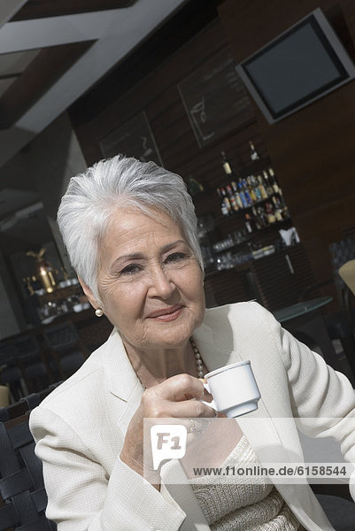 Senior  Senioren  Frau  Hispanier  trinken  Kaffee