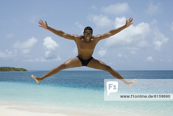 Mann Strand Hispanier springen