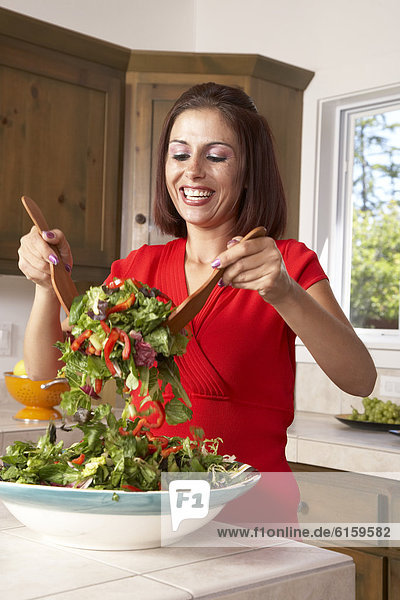 Frau werfen Hispanier Salat