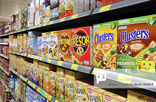 Regale mit Frühstücksflocken  Cerealien  Selbstbedienung  Lebensmittelabteilung  Supermarkt  Deutschland  Europa