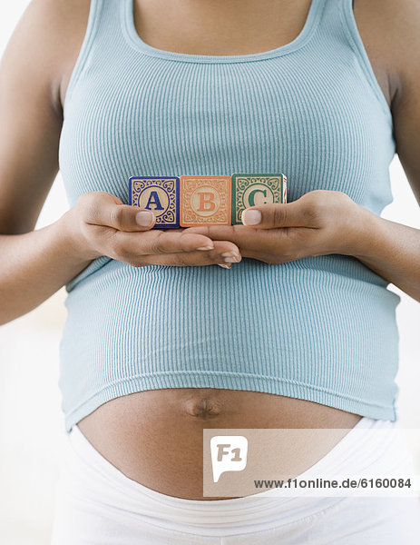 Frau halten Schwangerschaft amerikanisch Alphabet