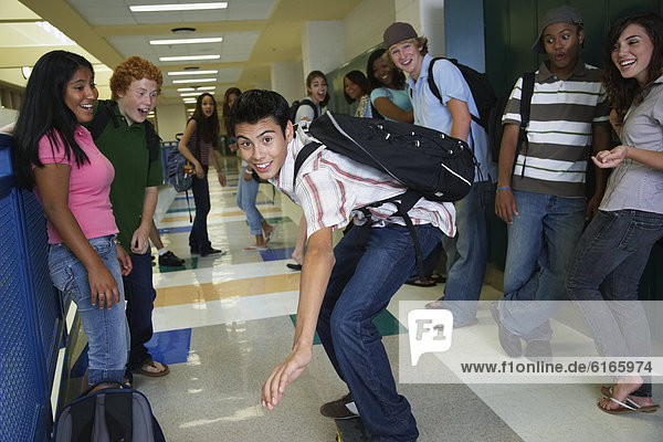 Korridor  Korridore  Flur  Flure  Junge - Person  fahren  Hispanier  Skateboard  Schule  Jugendlicher