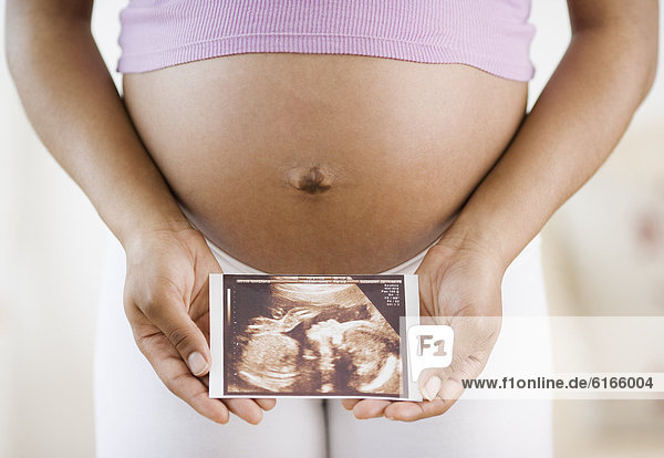 Frau  halten  Schwangerschaft  amerikanisch  Ultraschalluntersuchung  ausdrucken  drucken
