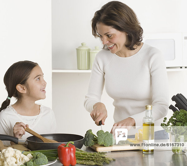 Zusammenhalt kochen Tochter Mutter - Mensch