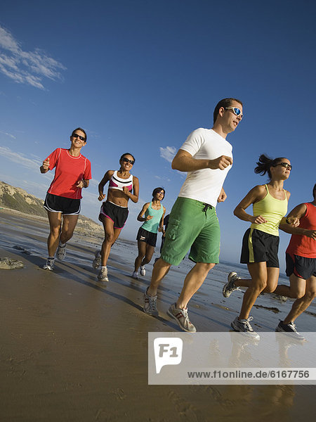 Wettrennen  Rennen  Strand  Läufer  multikulturell