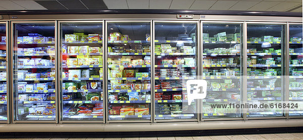 Tiefkühlabteilung  Tiefkühlschränke mit verschiedenen TK-Produkten  Fertiggerichte  Selbstbedienung  Lebensmittelabteilung  Supermarkt  Deutschland  Europa