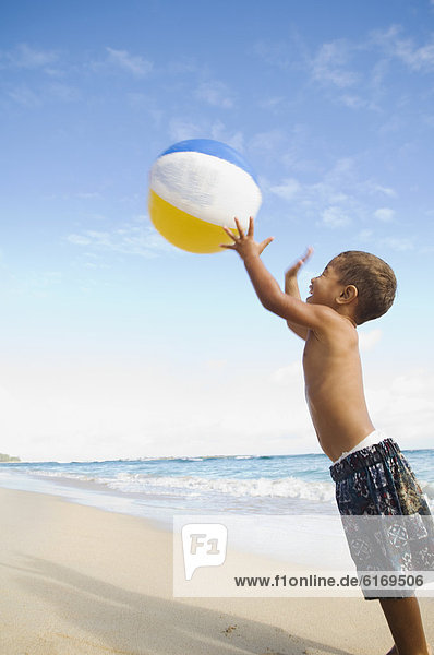 Strand  Junge - Person  Pazifischer Ozean  Pazifik  Stiller Ozean  Großer Ozean  Ball Spielzeug  spielen