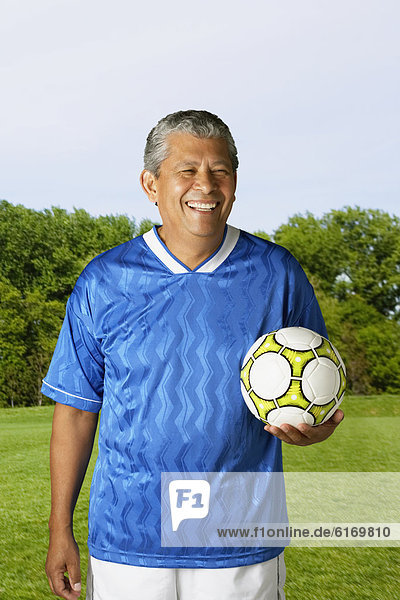 Mann Hispanier halten Fußball Ball Spielzeug