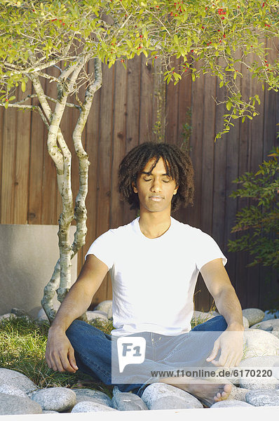 Außenaufnahme  Jugendlicher  Junge - Person  Meditation  freie Natur