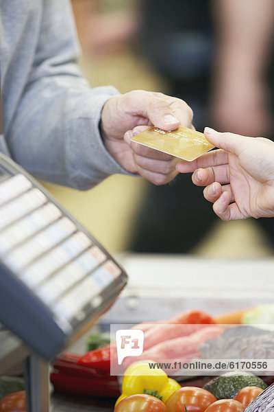 Mann  Lebensmittelladen  bezahlen  zahlen  Kredit  Laden  Kreditkarte  Karte