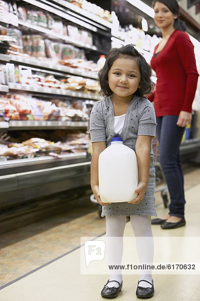 tragen  Lebensmittelladen  Indianer  Laden  Mädchen  Milch
