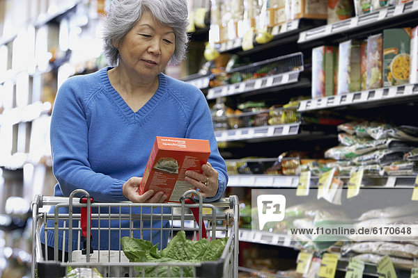 Senior  Senioren  Frau  Lebensmittelladen  Laden  Preisschild  vorlesen