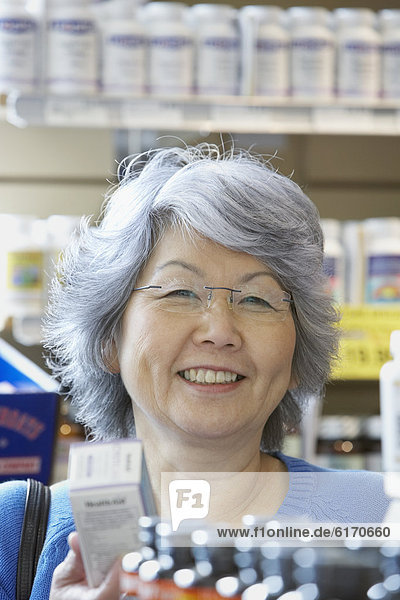 Senior  Senioren  Frau  kaufen  Vitamin