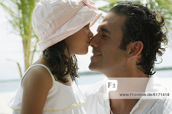 Menschlicher Vater  küssen  Hispanier  Mädchen