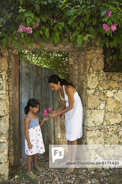 geben  Blume  Hispanier  Tochter  Mutter - Mensch