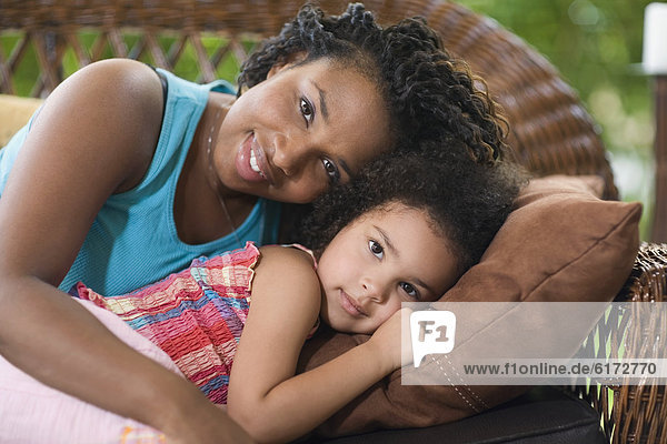 liegend liegen liegt liegendes liegender liegende daliegen Couch Tochter Mutter - Mensch