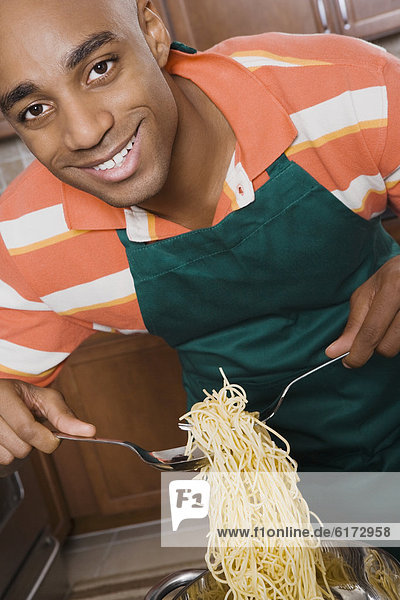 Mann  geben  Spaghetti