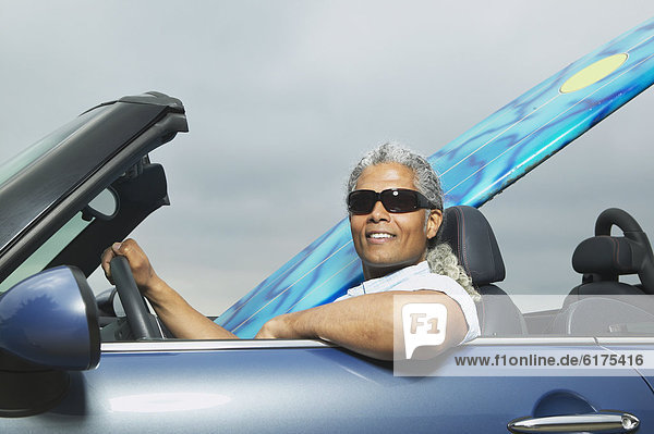 Senior  Senioren  Mann  Cabrio  fahren  Surfboard