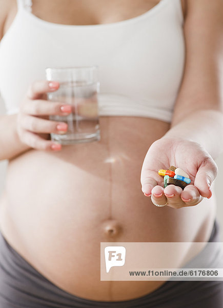 Frau  Hispanier  Schwangerschaft  Pille  handvoll