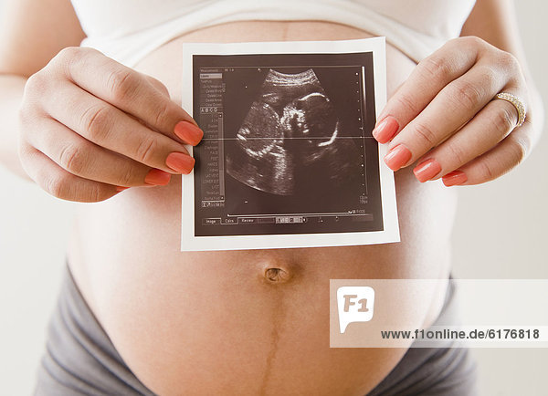 Frau  Fotografie  Hispanier  halten  Schwangerschaft  Ultraschalluntersuchung