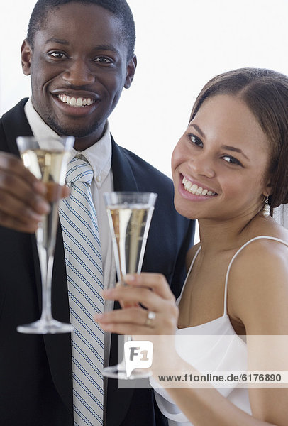 Hochzeit  zuprosten  anstoßen  Champagner
