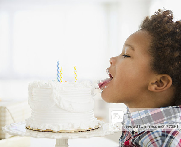 Junge - Person  schwarz  Geburtstag  Kuchen  lecken