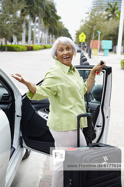 stehend  Senior  Senioren  Frau  Auto  Gepäck  amerikanisch
