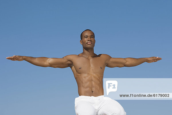 Mann üben Yoga