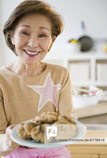 Frau  halten  Teller  Keks  japanisch