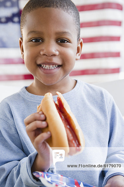 Hot Dog Hot Dogs Junge - Person frontal Fahne amerikanisch essen essend isst