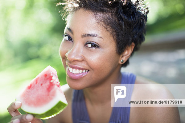Frau  schwarz  Wassermelone  essen  essend  isst