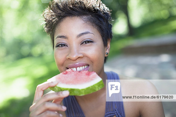 Frau  schwarz  Wassermelone  essen  essend  isst