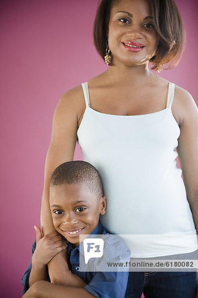 umarmen  lächeln  Sohn  schwarz  Mutter - Mensch