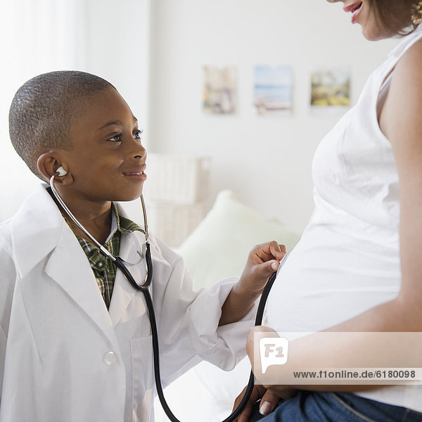 Laborant  Junge - Person  Stethoskop  halten  Mantel  schwarz  Schwangerschaft