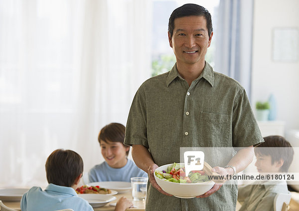 lächeln  Menschlicher Vater  Sohn  Salat  halten  Hintergrund  Tisch