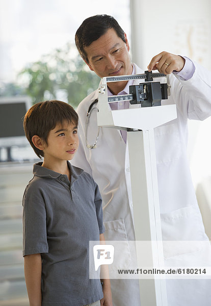 Waage - Messgerät  Junge - Person  Arzt  Gewicht