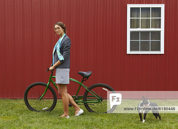 stehend  Geschäftsfrau  Hund  mischen  Fahrrad  Rad  Mixed