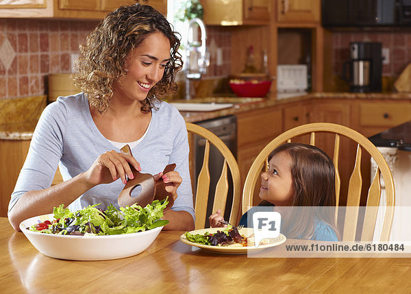 geben Salat Tochter Mutter - Mensch